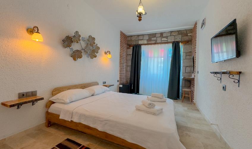 En fazla 2 yetişkin + 1 bebek (0-2 yaş).