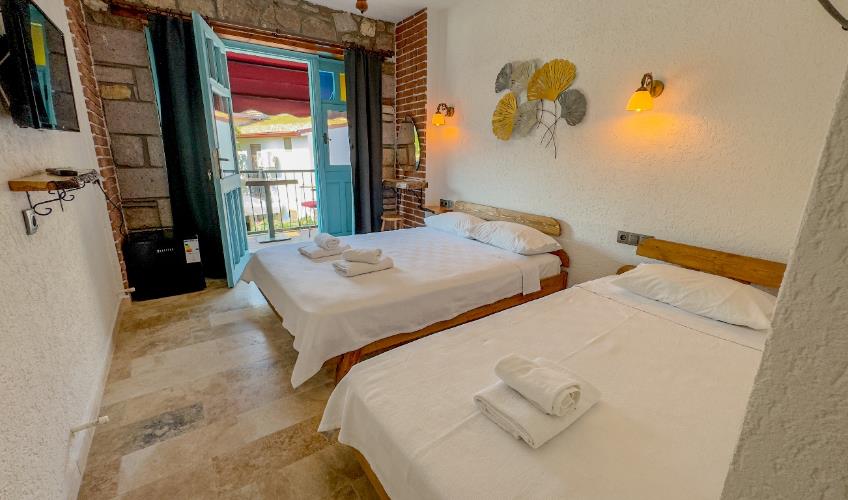 En fazla 3 yetişkin veya 2 yetişkin + 1 çocuk.