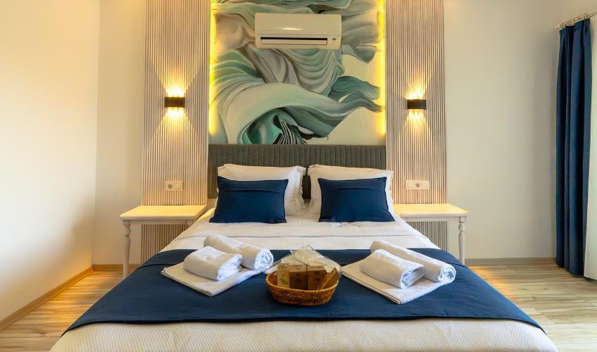 En fazla 3 yetişkin + 1 bebek (0-2 yaş).