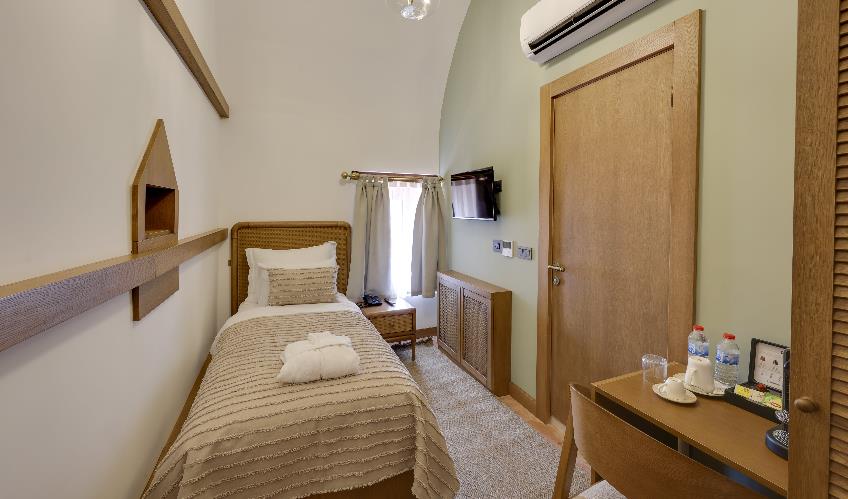 En fazla 1 yetişkin + 1 bebek (0-2 yaş).