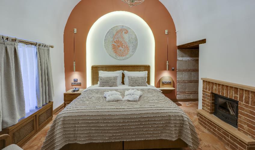 En fazla 2 yetişkin + 1 çocuk + 1 bebek (0-2 yaş) veya 1 yetişkin + 1 çocuk + 1 bebek (0-2 yaş).