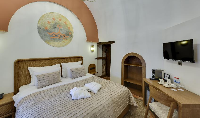 En fazla 2 yetişkin + 1 bebek (0-2 yaş).