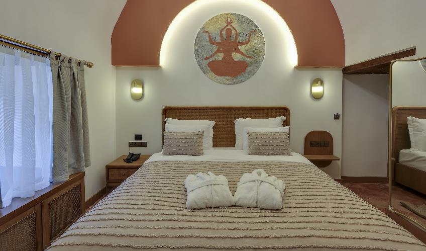 En fazla 2 yetişkin + 1 bebek (0-2 yaş).