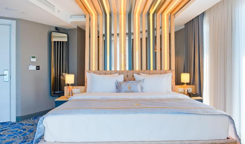 En fazla 2 yetişkin + 1 bebek (0-2 yaş).