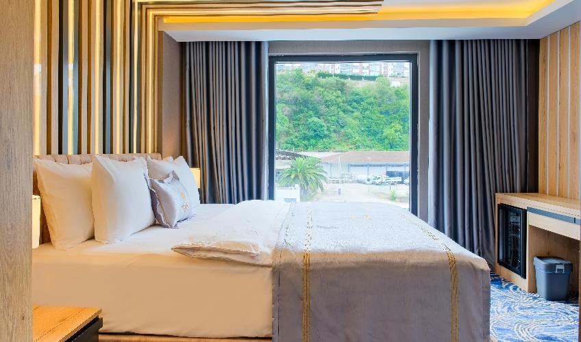 En fazla 2 yetişkin + 1 bebek (0-2 yaş).