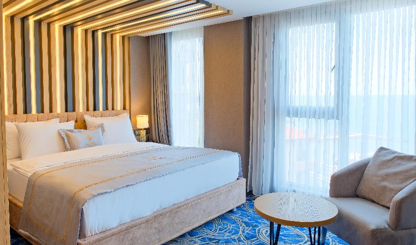 En fazla 2 yetişkin + 1 bebek (0-2 yaş).