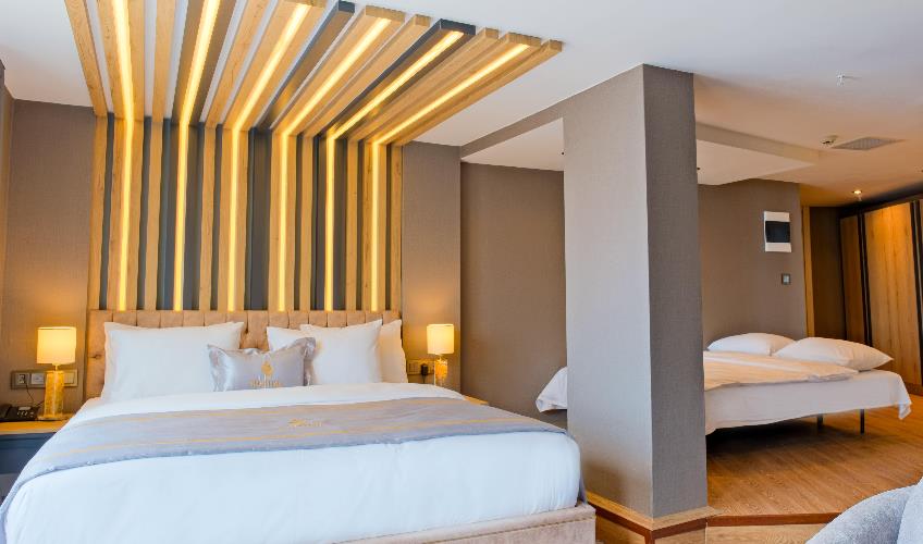 En fazla 3 yetişkin + 1 bebek (0-2 yaş).