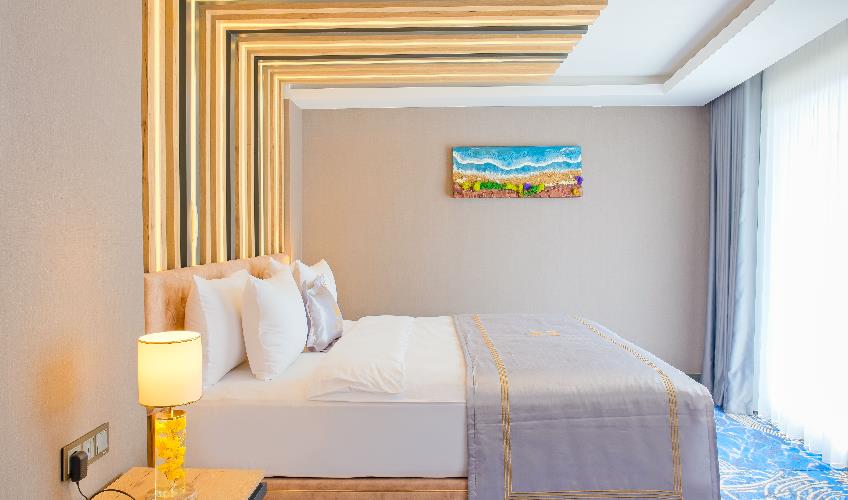 En fazla 2 yetişkin + 1 bebek (0-2 yaş).