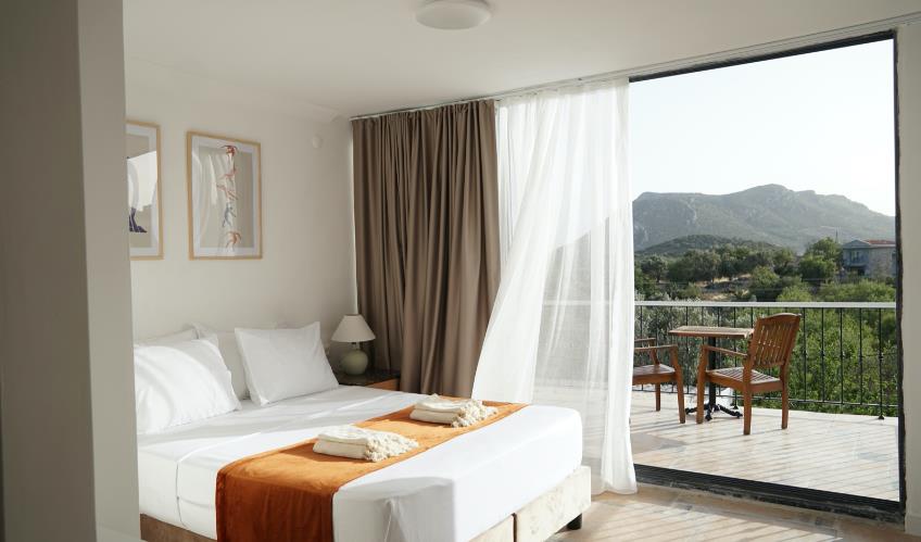 En fazla 3 yetişkin.