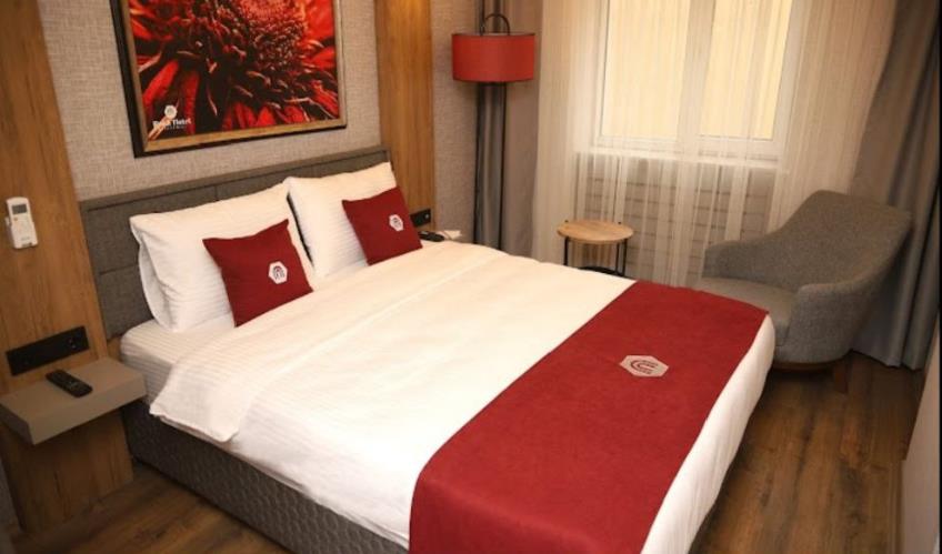 En fazla 2 yetişkin + 1 bebek (0-2 yaş).