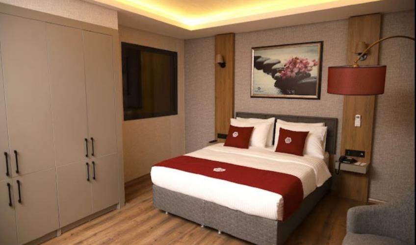 En fazla 2 yetişkin + 1 bebek (0-2 yaş).