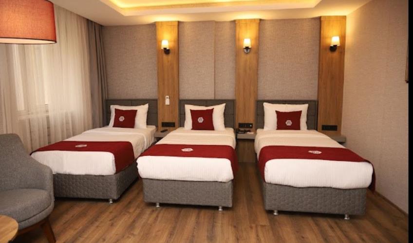 En fazla 3 yetişkin + 1 çocuk + 1 bebek (0-2 yaş) veya 2 yetişkin + 1 çocuk + 1 bebek (0-2 yaş).