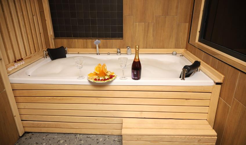 En fazla 2 yetişkin + 1 çocuk + 1 bebek (0-2 yaş) veya 1 yetişkin + 1 çocuk + 1 bebek (0-2 yaş).