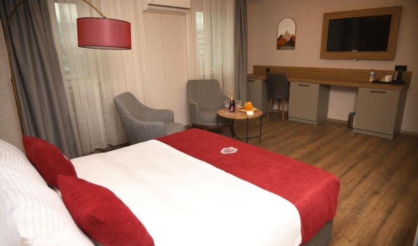 En fazla 4 yetişkin + 1 çocuk + 1 bebek (0-2 yaş) veya 3 yetişkin + 1 çocuk + 1 bebek (0-2 yaş).