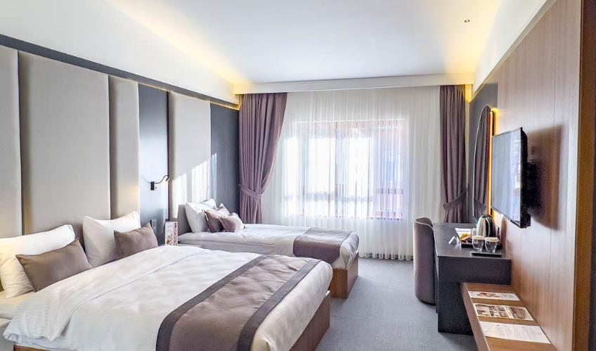 En fazla 3 yetişkin + 1 çocuk + 1 bebek (0-2 yaş) veya 2 yetişkin + 1 çocuk + 1 bebek (0-2 yaş).