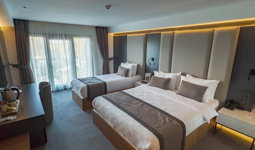 En fazla 3 yetişkin + 1 çocuk + 1 bebek (0-2 yaş) veya 2 yetişkin + 1 çocuk + 1 bebek (0-2 yaş).