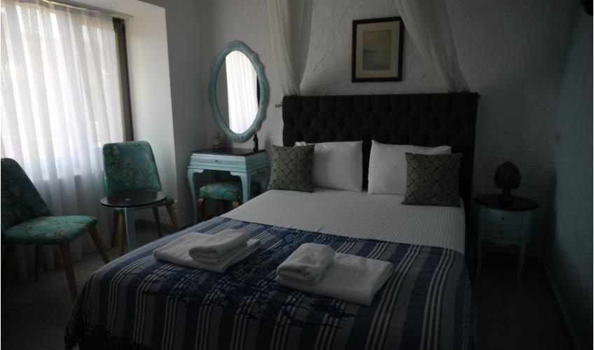 En fazla 2 yetişkin + 1 bebek (0-2 yaş).