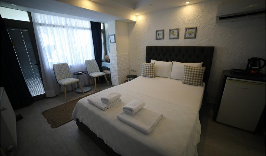 En fazla 3 yetişkin.