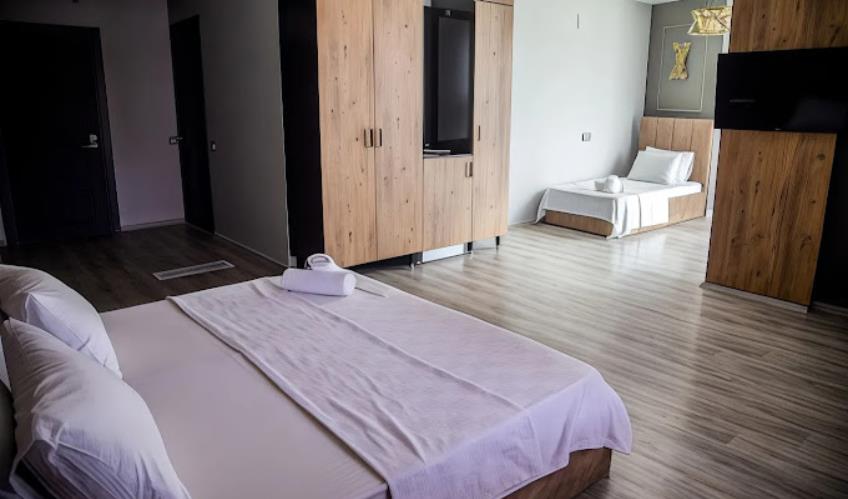 En fazla 2 yetişkin + 1 çocuk veya 1 yetişkin + 1 çocuk.