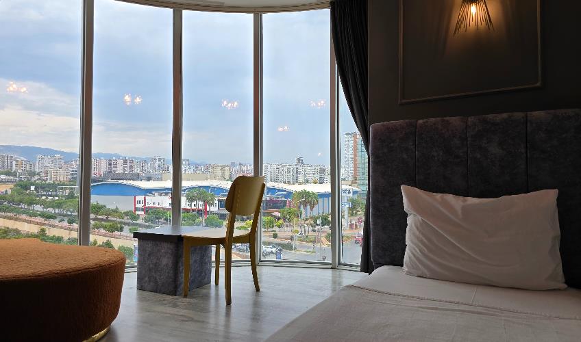 En fazla 3 yetişkin + 1 çocuk veya 2 yetişkin + 1 çocuk.