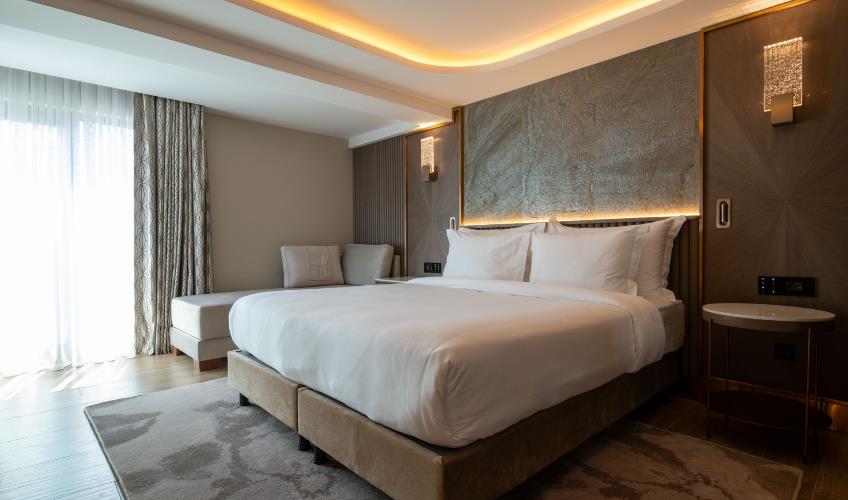 En fazla 2 yetişkin + 1 bebek (0-2 yaş).