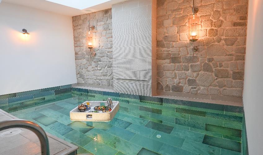 En fazla 2 yetişkin + 1 bebek (0-2 yaş).