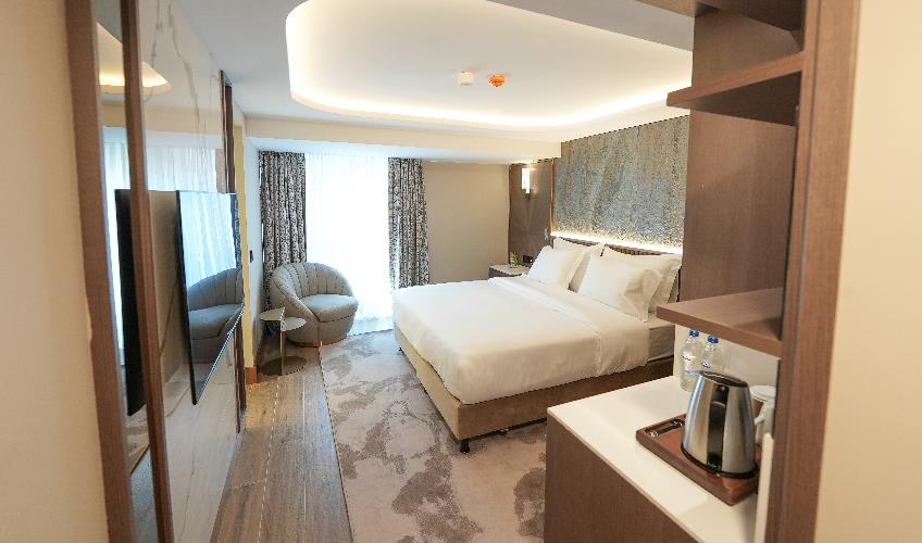 En fazla 2 yetişkin + 1 bebek (0-2 yaş).