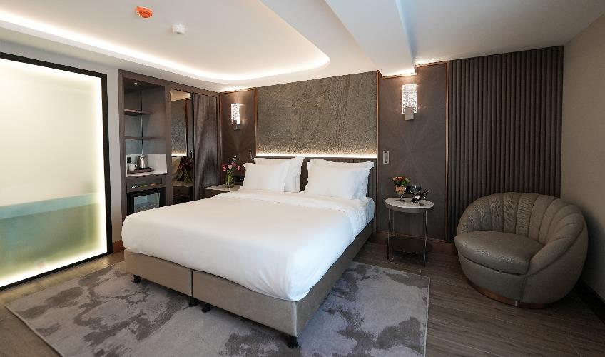 En fazla 2 yetişkin + 1 bebek (0-2 yaş).