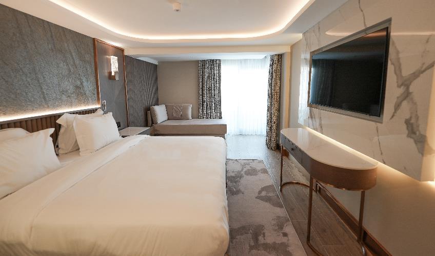 En fazla 2 yetişkin + 1 bebek (0-2 yaş).