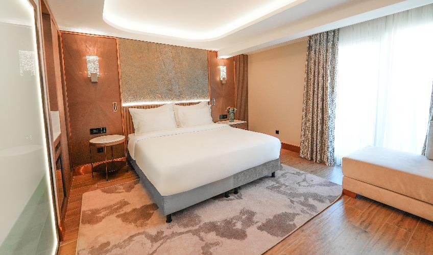 En fazla 2 yetişkin + 1 bebek (0-2 yaş).