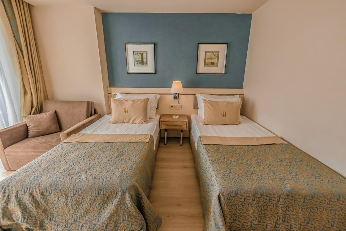 En az 2 yetişkin, En fazla 4 yetişkin veya 3 yetişkin + 1 çocuk.