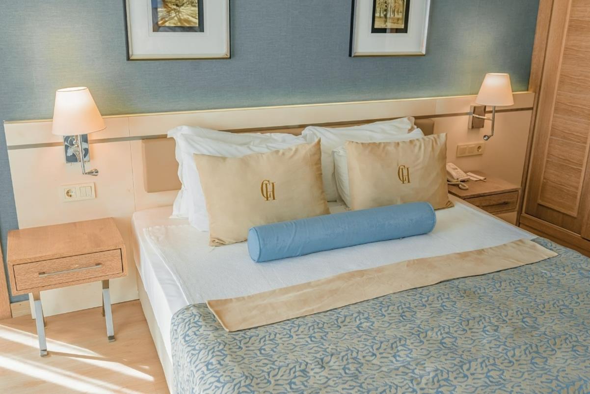 En fazla 3 yetişkin veya 2 yetişkin + 1 çocuk.