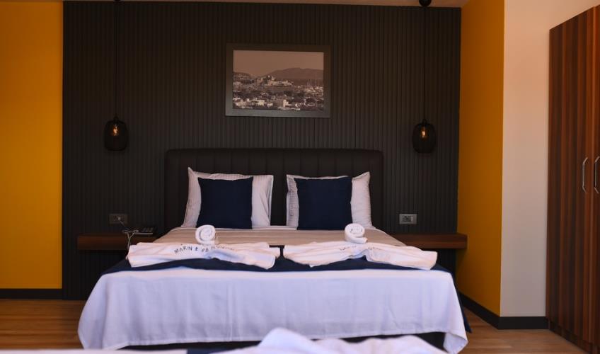 En fazla 2 yetişkin + 1 bebek (0-2 yaş).