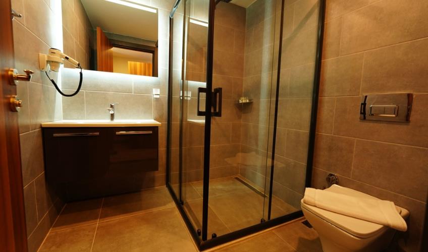 En fazla 2 yetişkin + 1 bebek (0-2 yaş).