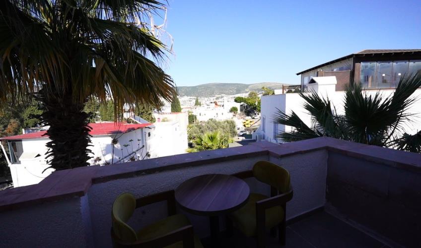 En fazla 3 yetişkin + 1 bebek (0-2 yaş).