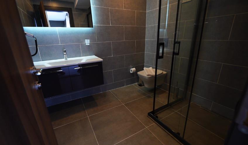 En fazla 4 yetişkin.