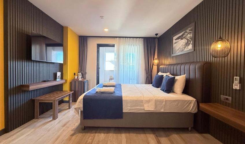 En fazla 2 yetişkin + 1 bebek (0-2 yaş).