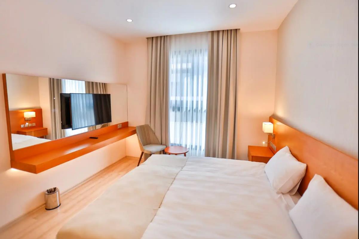 En fazla 3 yetişkin veya 2 yetişkin + 1 çocuk.