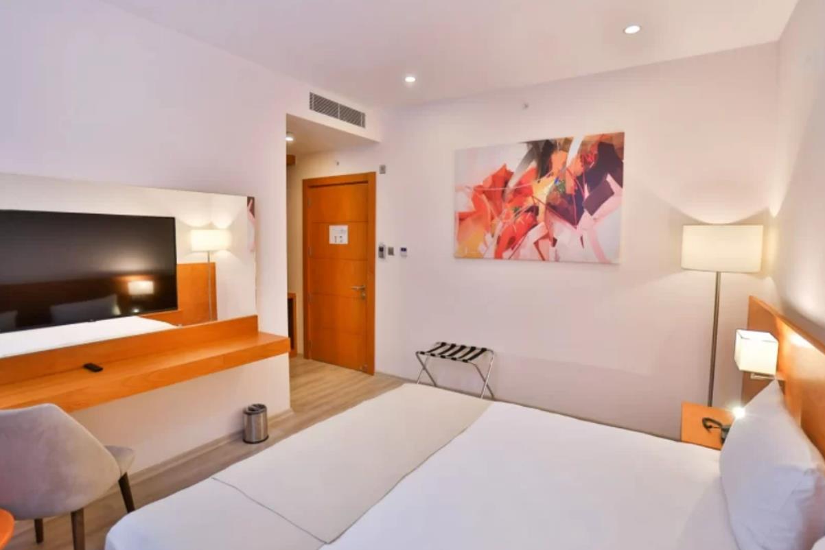 En fazla 3 yetişkin veya 2 yetişkin + 1 çocuk.