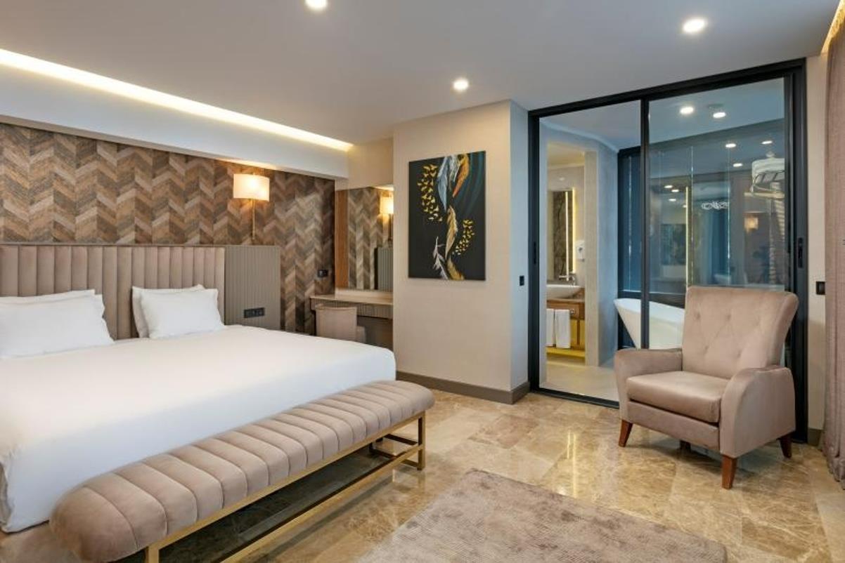 En az 2 yetişkin, En fazla 3 yetişkin + 1 çocuk veya 2 yetişkin + 2 çocuk.