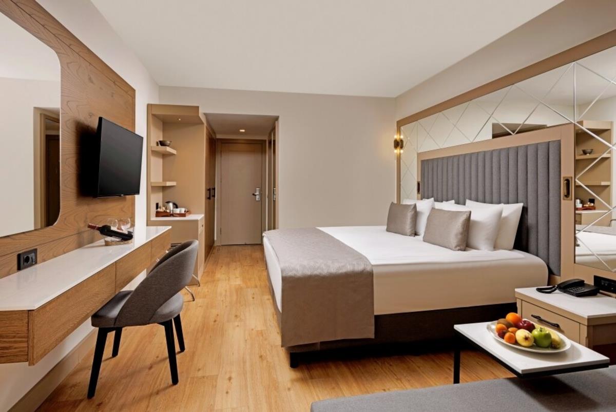 En fazla 3 yetişkin veya 2 yetişkin + 1 çocuk.