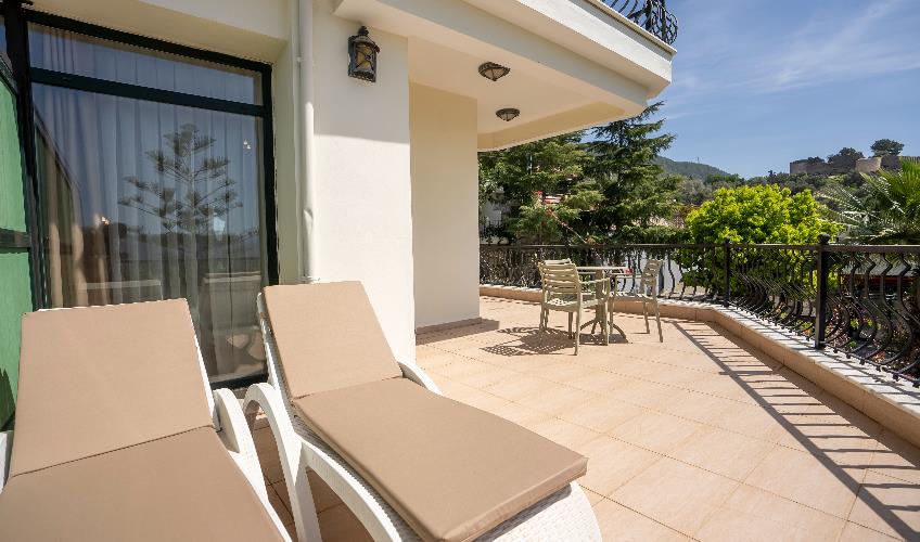 En fazla 2 yetişkin + 1 çocuk + 1 bebek (0-2 yaş) veya 1 yetişkin + 1 çocuk + 1 bebek (0-2 yaş).