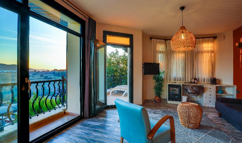 En fazla 2 yetişkin + 1 çocuk + 1 bebek (0-2 yaş) veya 1 yetişkin + 1 çocuk + 1 bebek (0-2 yaş).