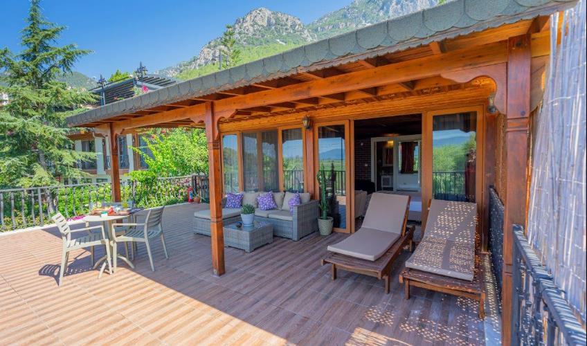 En fazla 2 yetişkin + 1 bebek (0-2 yaş).