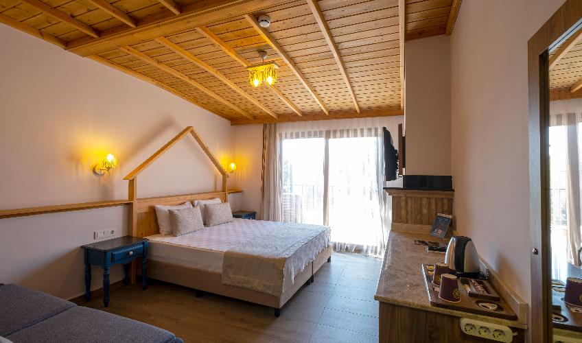 En fazla 2 yetişkin + 1 çocuk + 1 bebek (0-2 yaş) veya 1 yetişkin + 1 çocuk + 1 bebek (0-2 yaş).