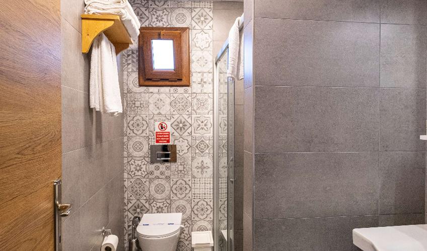 En fazla 2 yetişkin + 1 çocuk + 1 bebek (0-2 yaş) veya 1 yetişkin + 1 çocuk + 1 bebek (0-2 yaş).