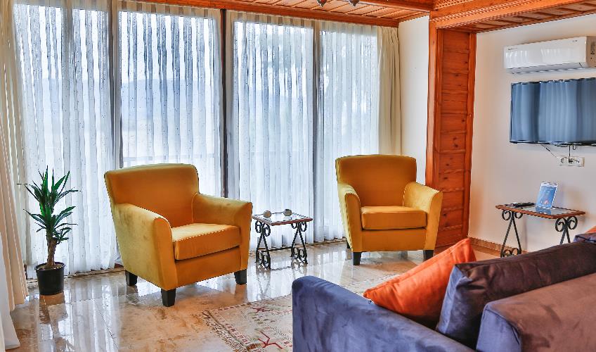 En fazla 3 yetişkin + 1 bebek (0-2 yaş) veya 2 yetişkin + 1 çocuk + 1 bebek (0-2 yaş).