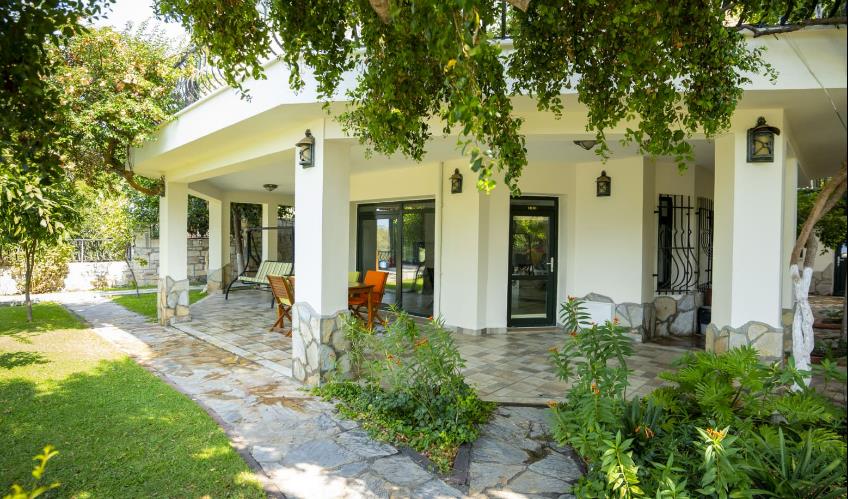 En fazla 4 yetişkin + 1 çocuk + 1 bebek (0-2 yaş) veya 3 yetişkin + 1 çocuk + 1 bebek (0-2 yaş).