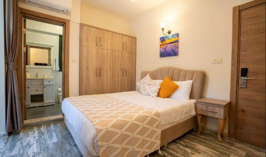 En fazla 2 yetişkin + 1 çocuk + 1 bebek (0-2 yaş) veya 1 yetişkin + 1 çocuk + 1 bebek (0-2 yaş).