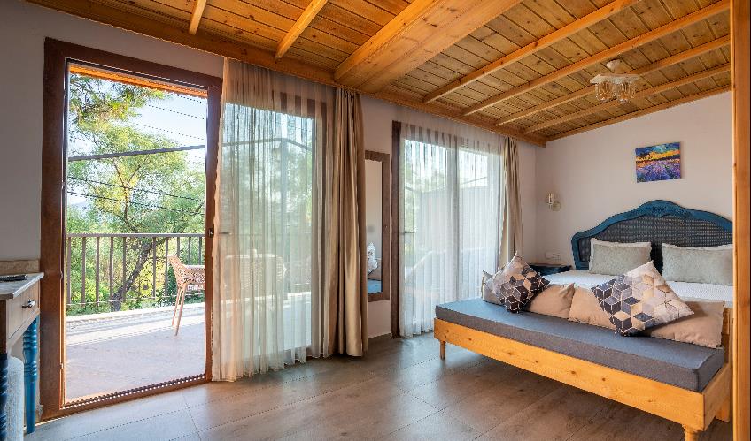 En fazla 2 yetişkin + 1 bebek (0-2 yaş).